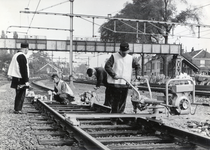 169010 Afbeelding van enkele wegwerkers van de N.S. tijdens werkzaamheden aan de spoorlijn bij Utrecht Maliebaan. Op de ...